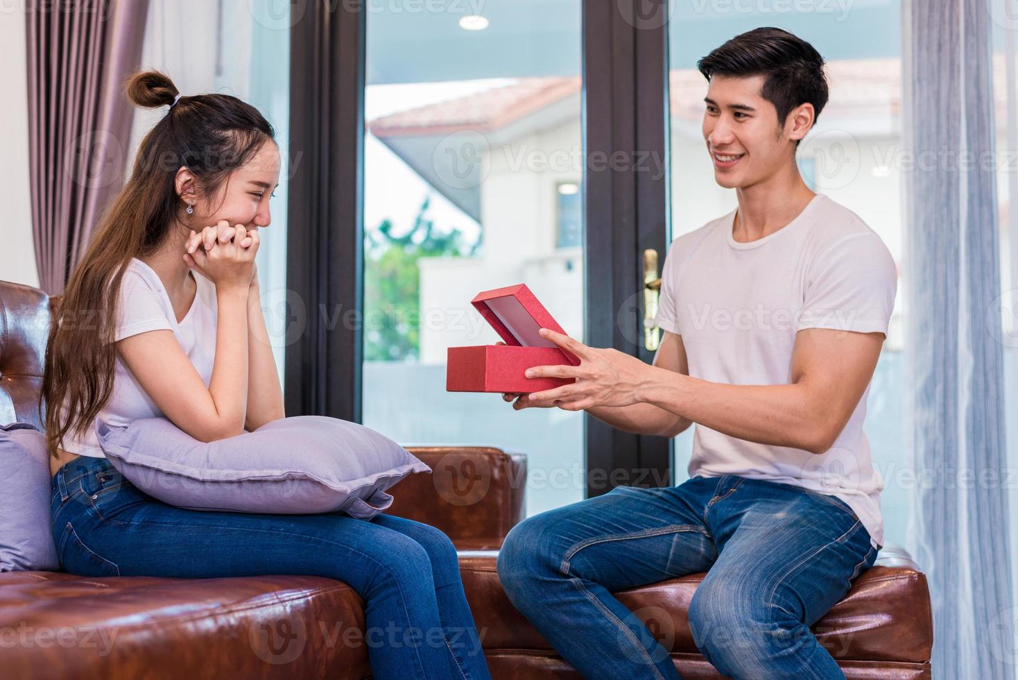 novio sorprendente novia con presente foto