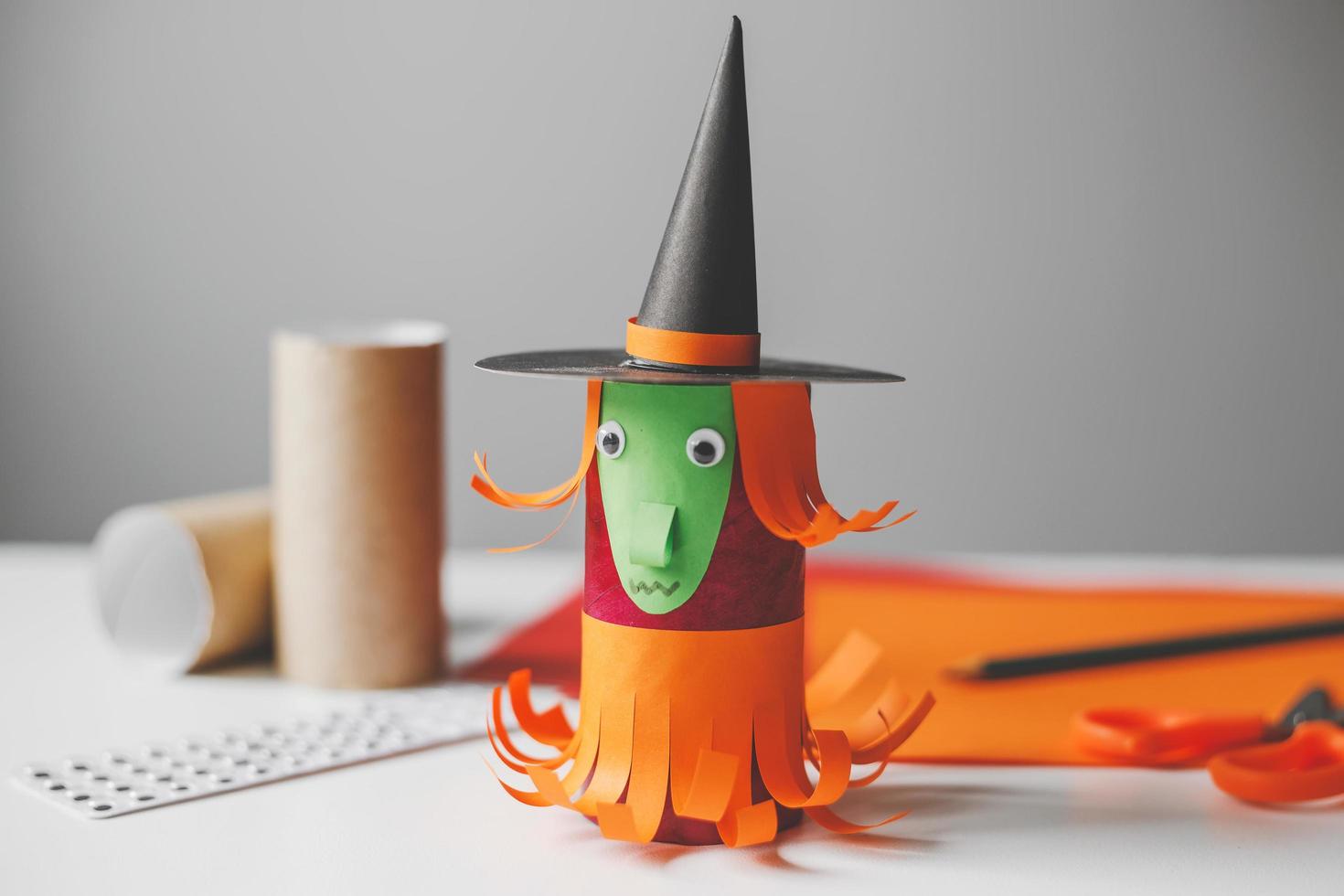 monstruos de halloween de rollos de papel higiénico. manualidades para niños foto