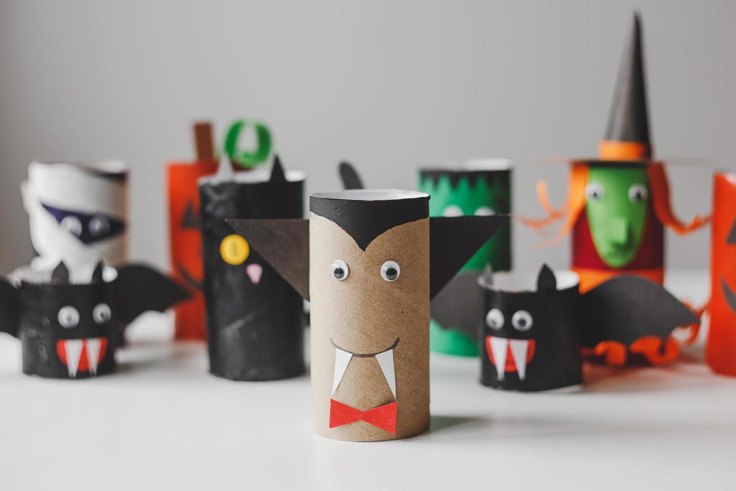 monstruos de halloween de rollos de papel higiénico. manualidades para niños foto