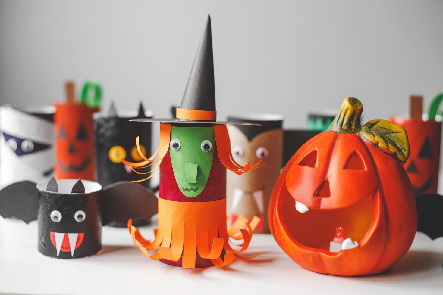 monstruos de halloween de rollos de papel higiénico. manualidades para niños foto