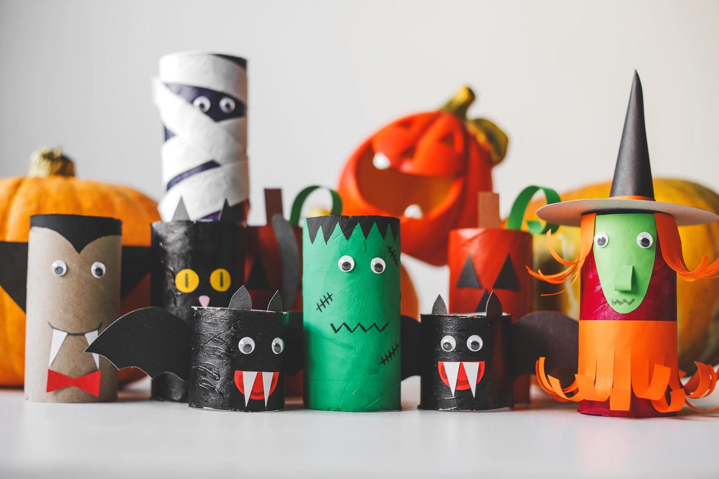 monstruos de halloween de rollos de papel higiénico. manualidades para niños foto