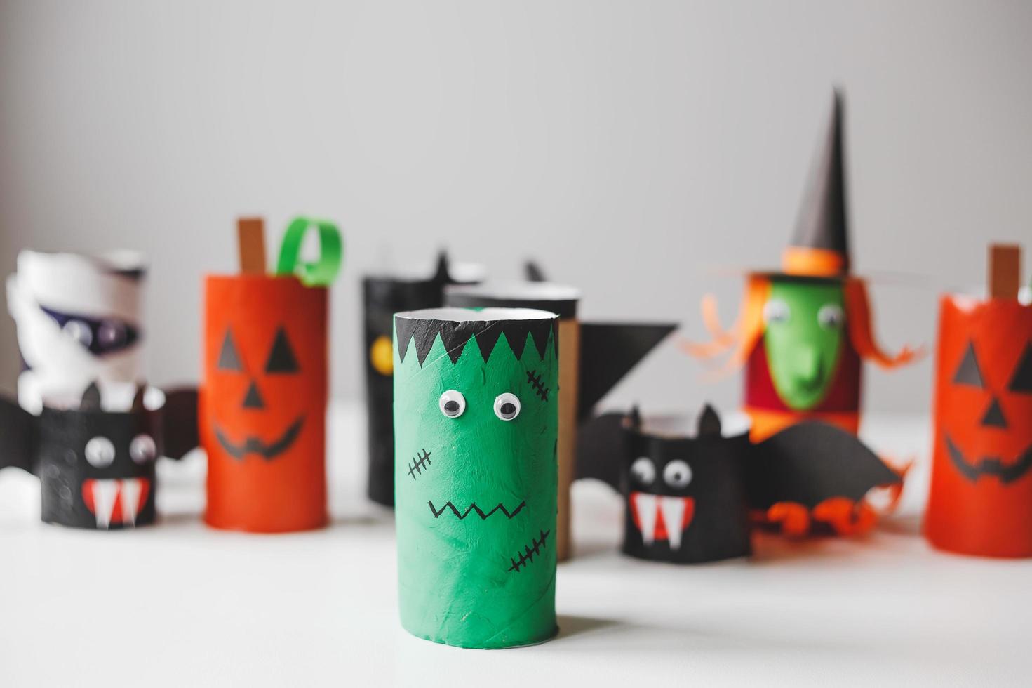 monstruos de halloween de rollos de papel higiénico. manualidades para niños foto