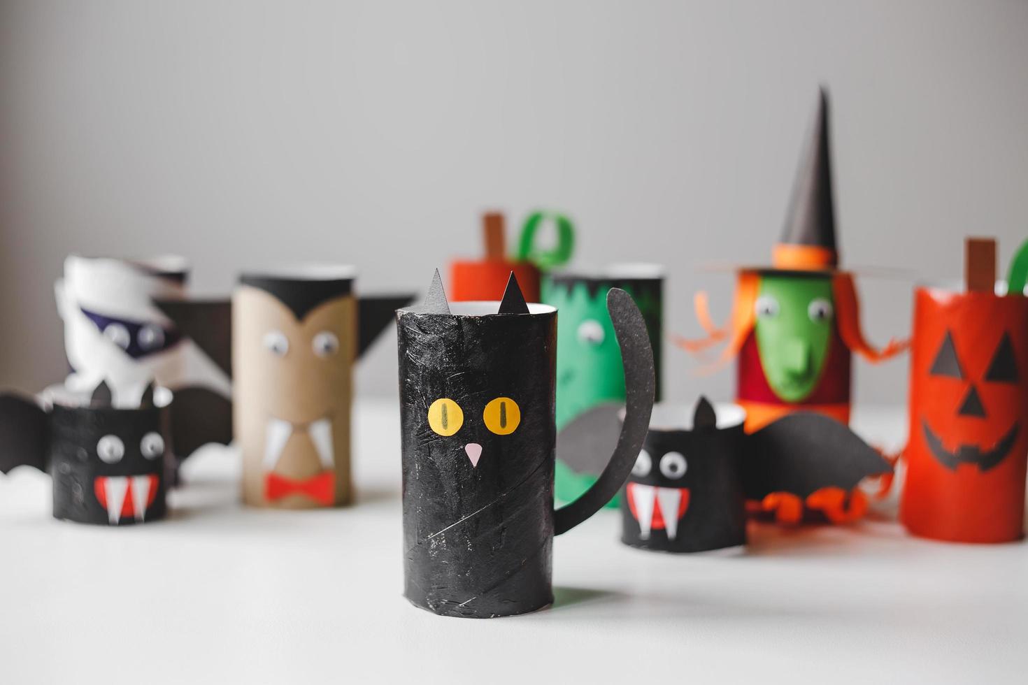 monstruos de halloween de rollos de papel higiénico. manualidades para niños foto