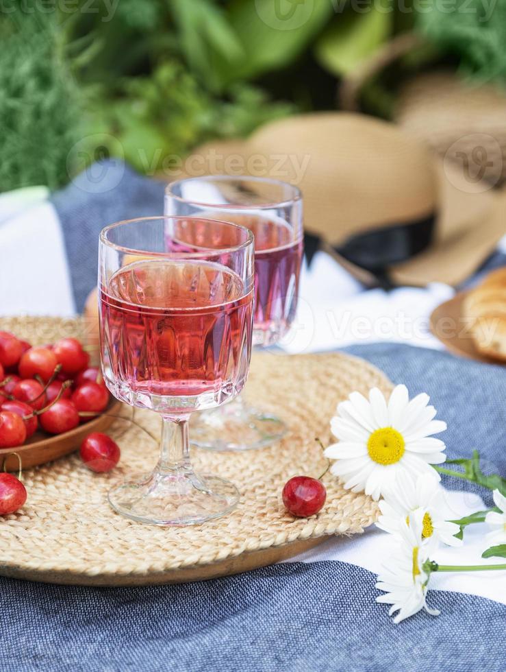 Establecer para picnic en una manta en campo lavanda foto