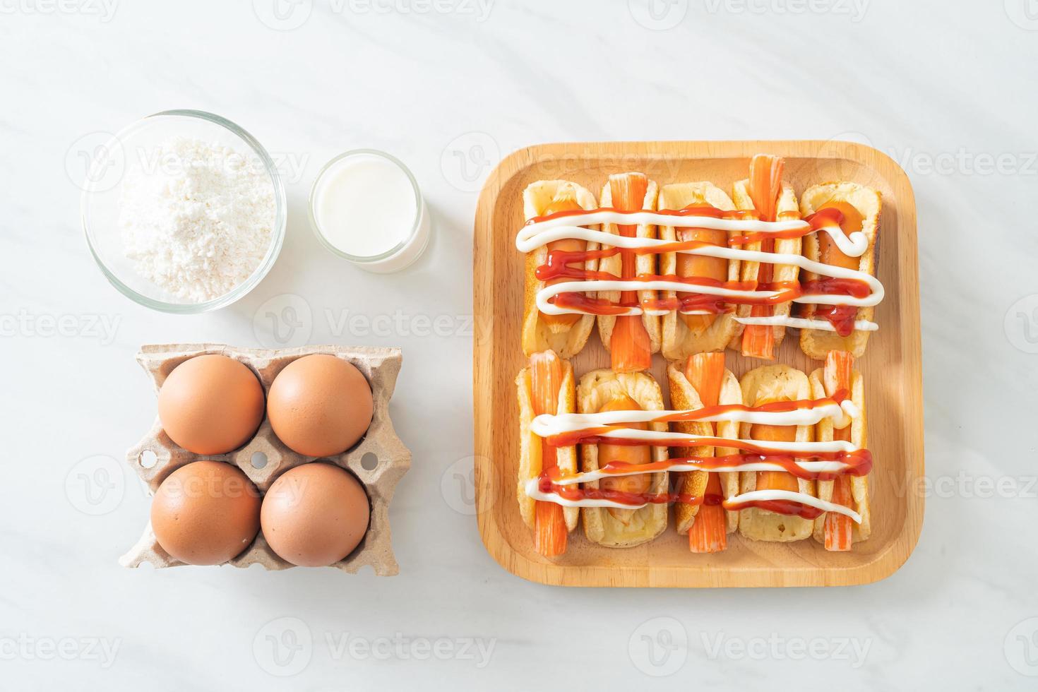 rollo de panqueque plano con salchicha y palito de cangrejo foto