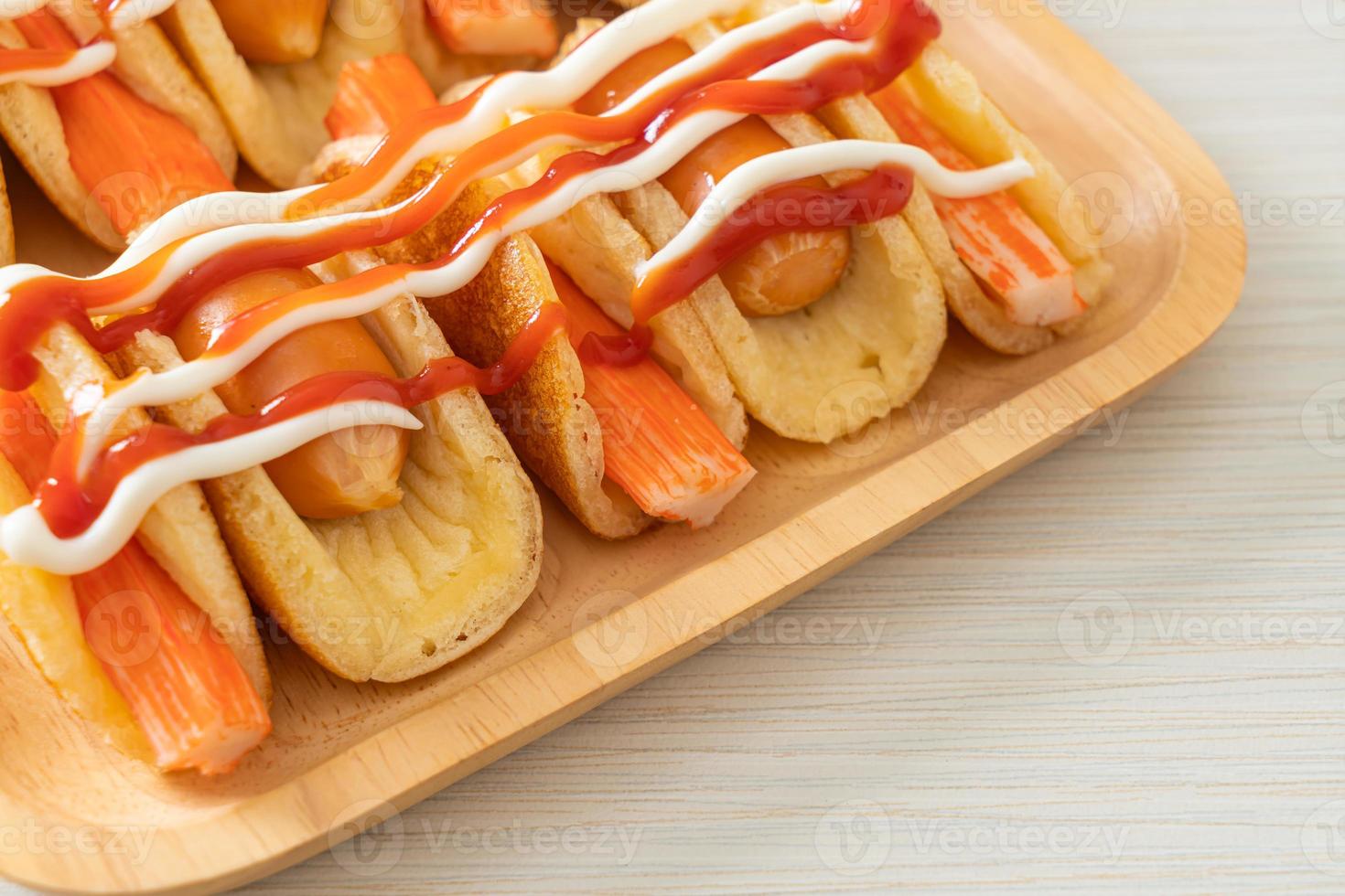 rollo de panqueque plano con salchicha y palito de cangrejo foto