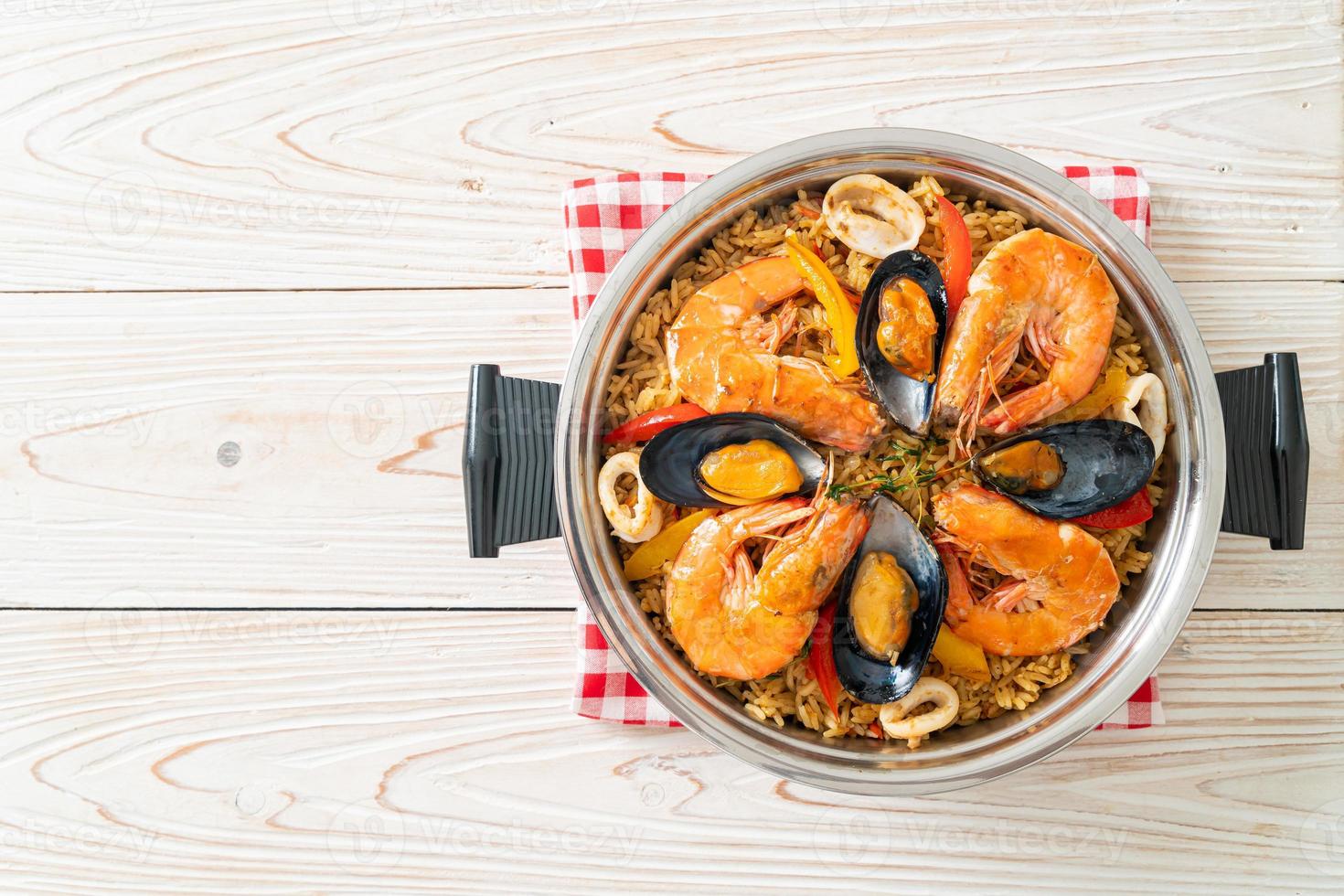 paella de marisco con gambas, almejas, mejillones sobre arroz con azafrán foto