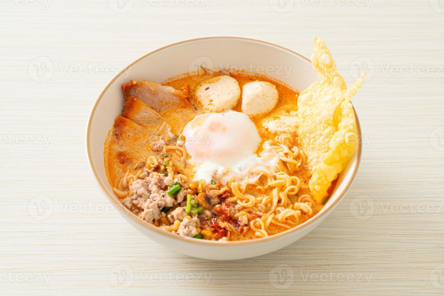 fideos instantáneos con carne de cerdo y albóndigas en sopa picante foto