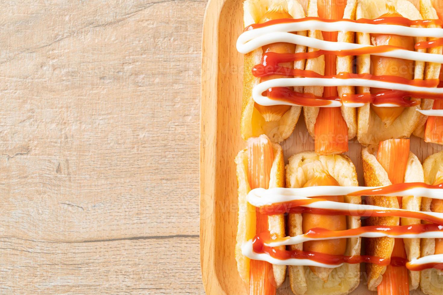 rollo de panqueque plano con salchicha y palito de cangrejo foto