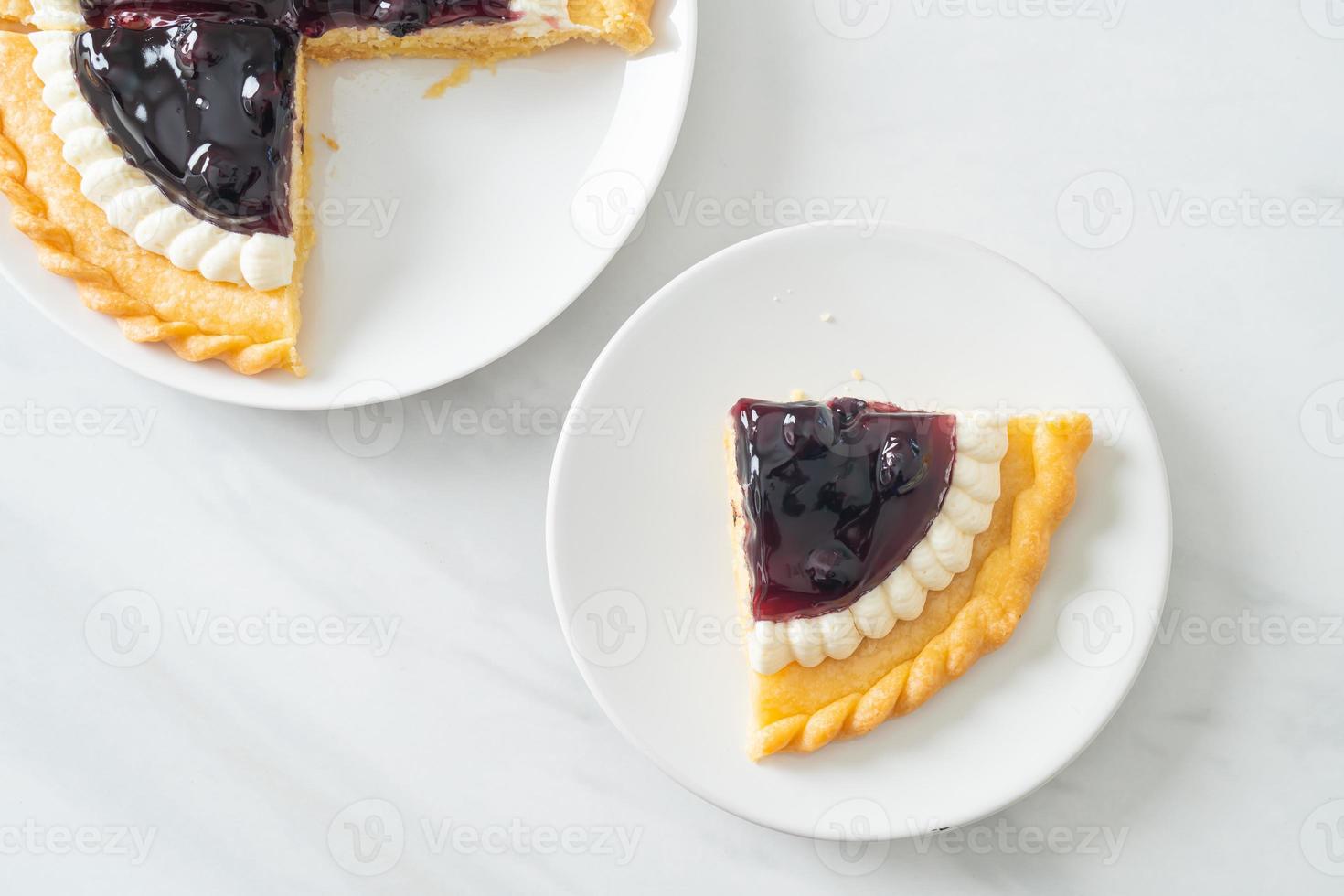 Tarta de queso de arándanos en la placa blanca. foto