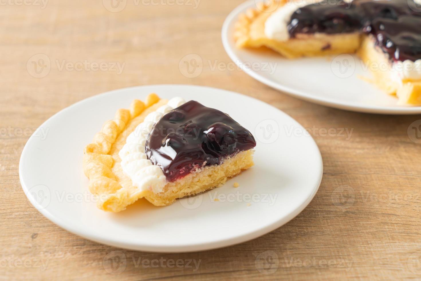 Tarta de queso de arándanos en la placa blanca. foto