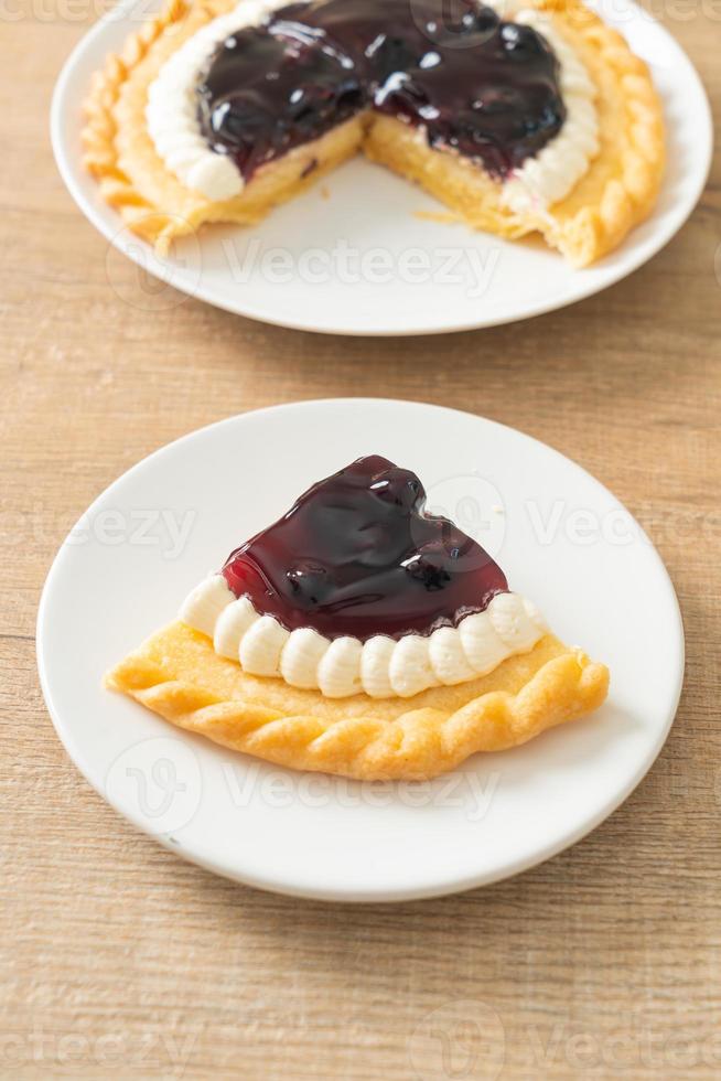 Tarta de queso de arándanos en la placa blanca. foto