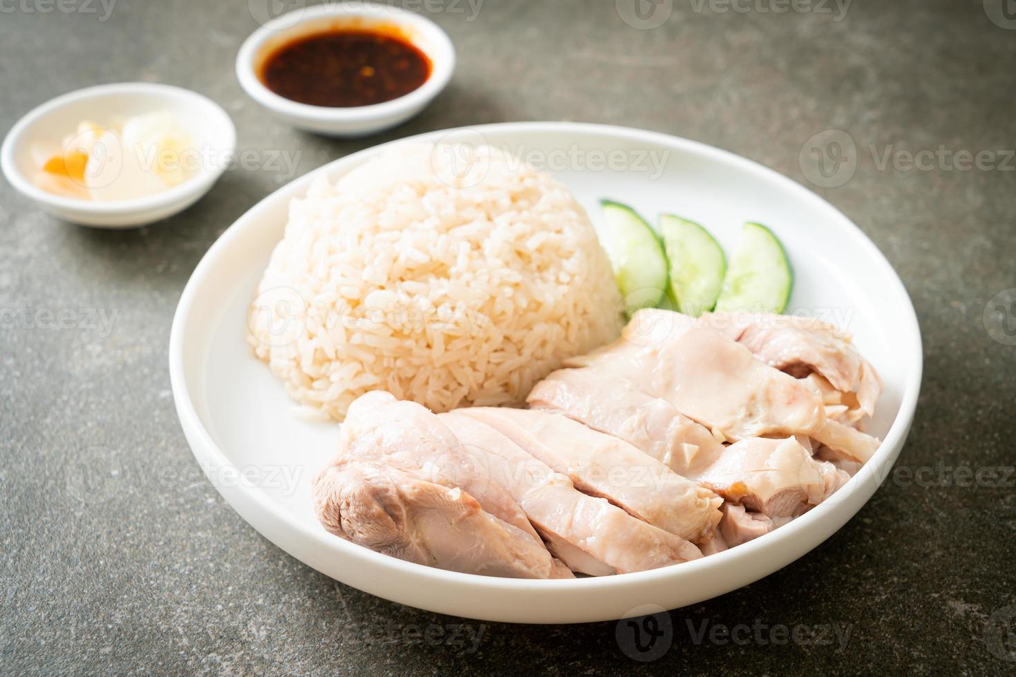 arroz con pollo hainanés o arroz al vapor con sopa de pollo foto