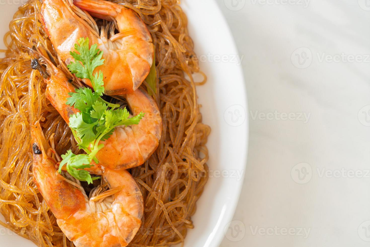 camarones a la cazuela o al horno con fideos de vidrio foto