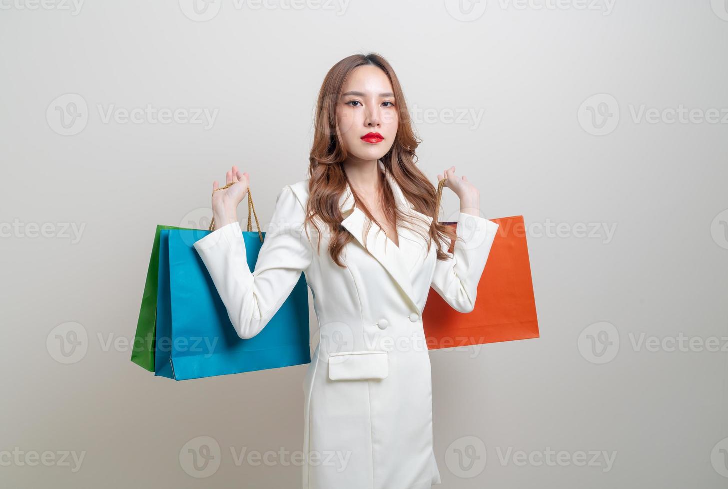 retrato, hermoso, mujer asiática, tenencia, bolsa de compras foto
