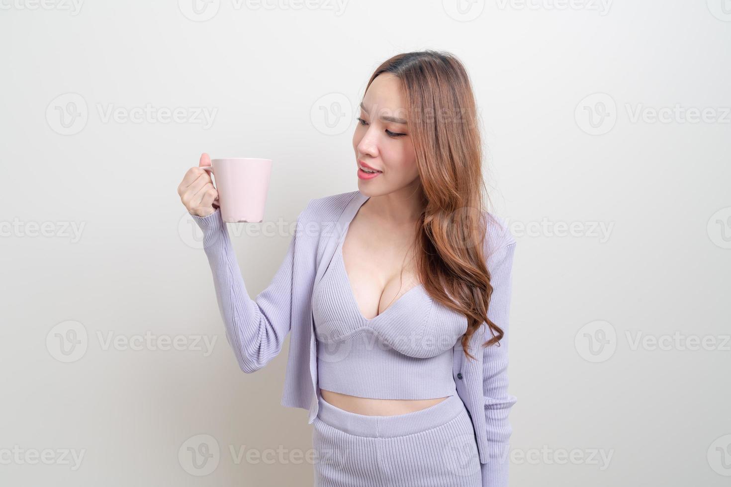 retrato, hermoso, mujer asiática, tenencia, taza de café, o, taza foto