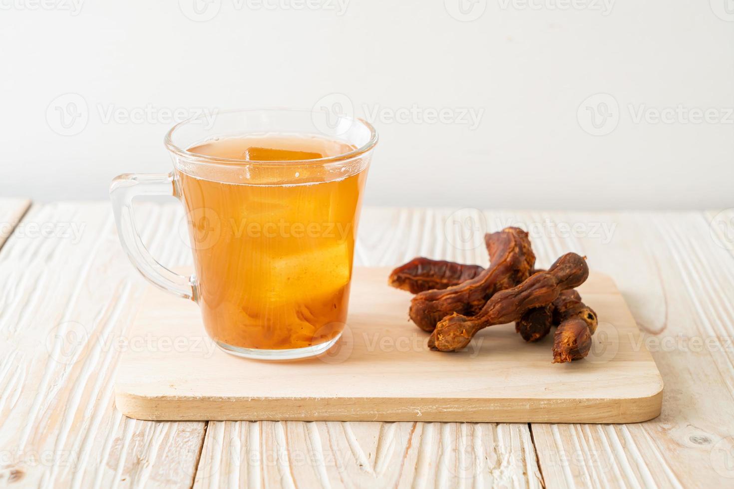 Deliciosa bebida dulce jugo de tamarindo y cubito de hielo. foto