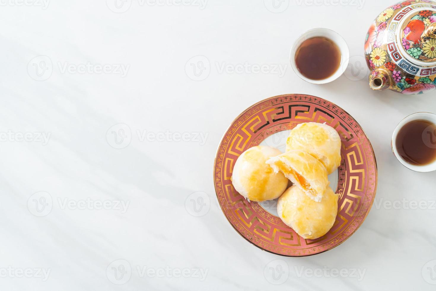 pastel de luna de pastelería china con maní huevo salado foto