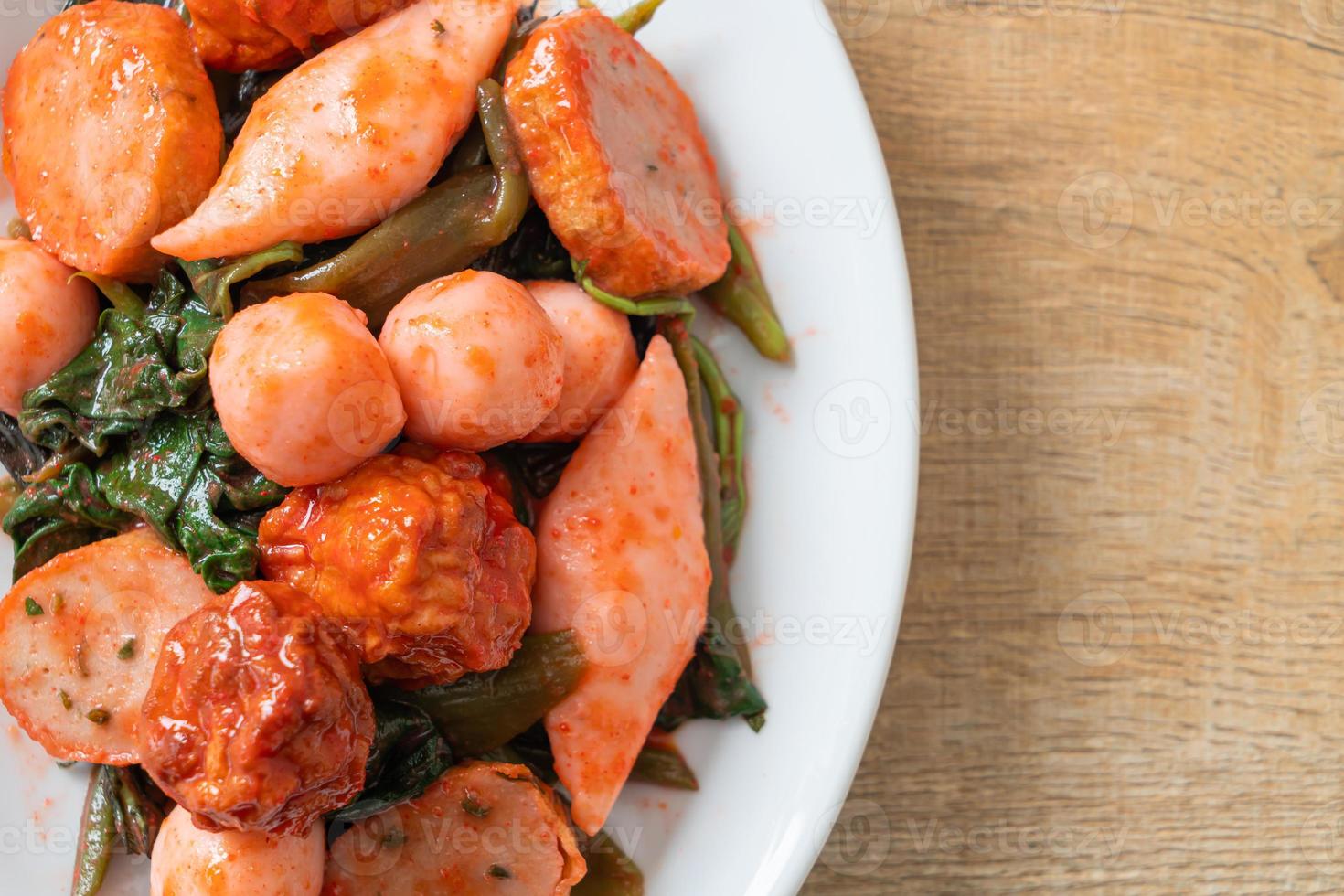 salteado de bolas de pescado con salsa yentafo foto