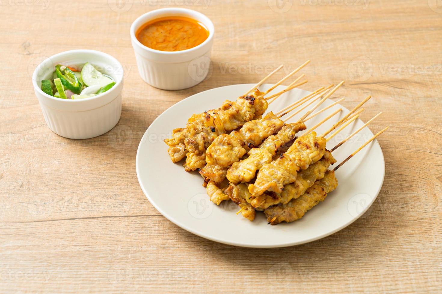 satay de cerdo con salsa de maní foto