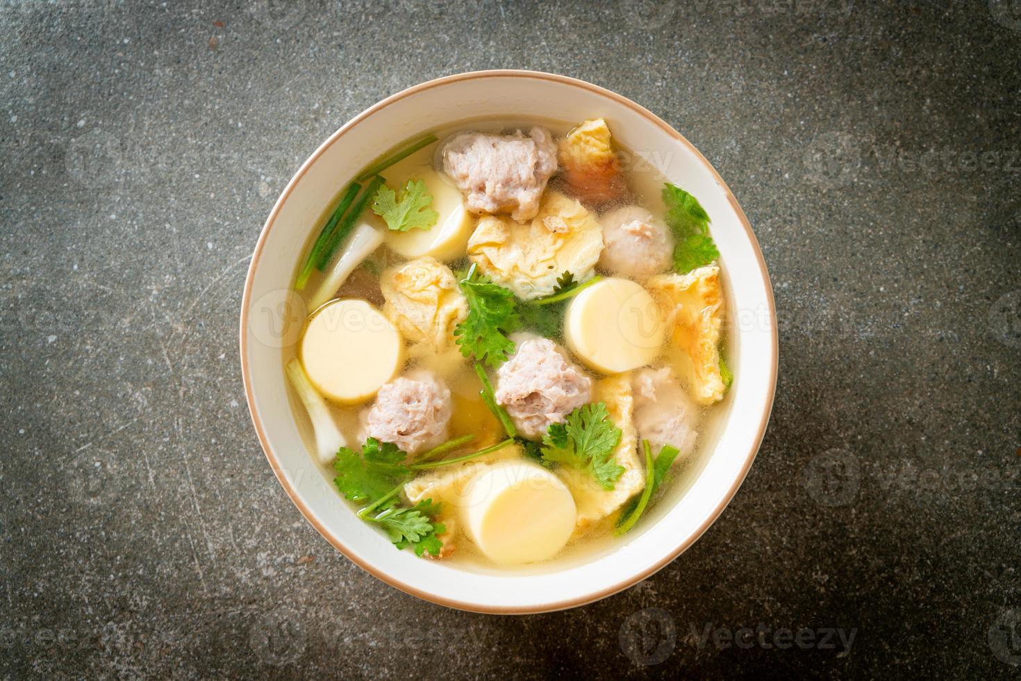 sopa de huevo frito o sopa de tortilla foto