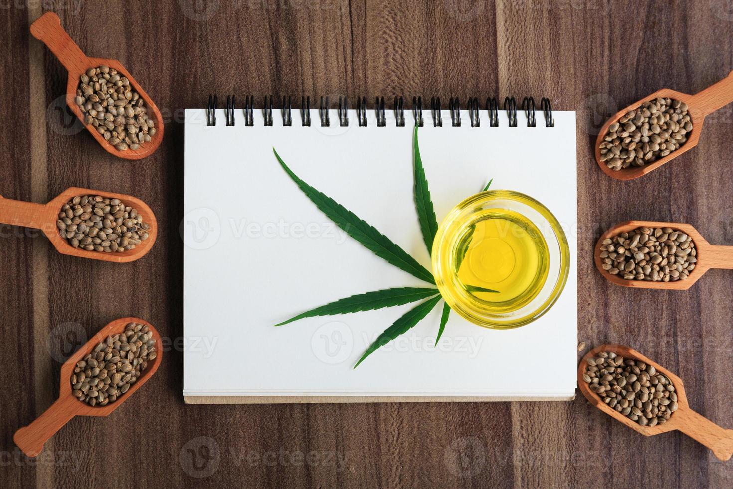 aceite de cannabis y una cuchara con semillas enmarcadas. foto