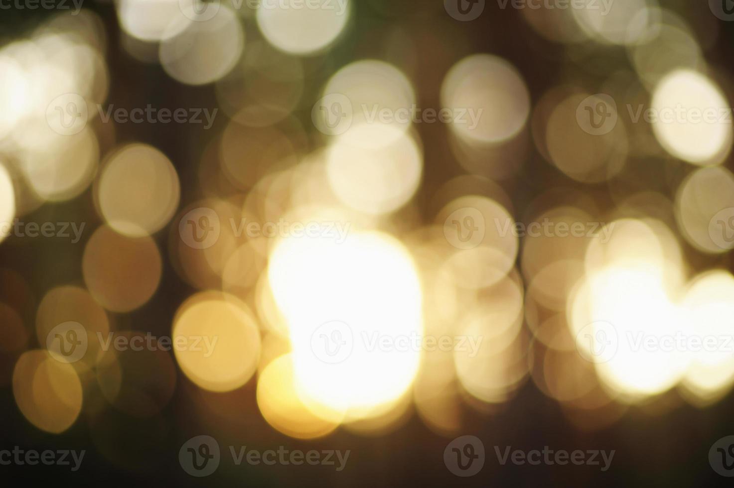 Desenfoque de destello de lente de luz en el bosque al atardecer. foto