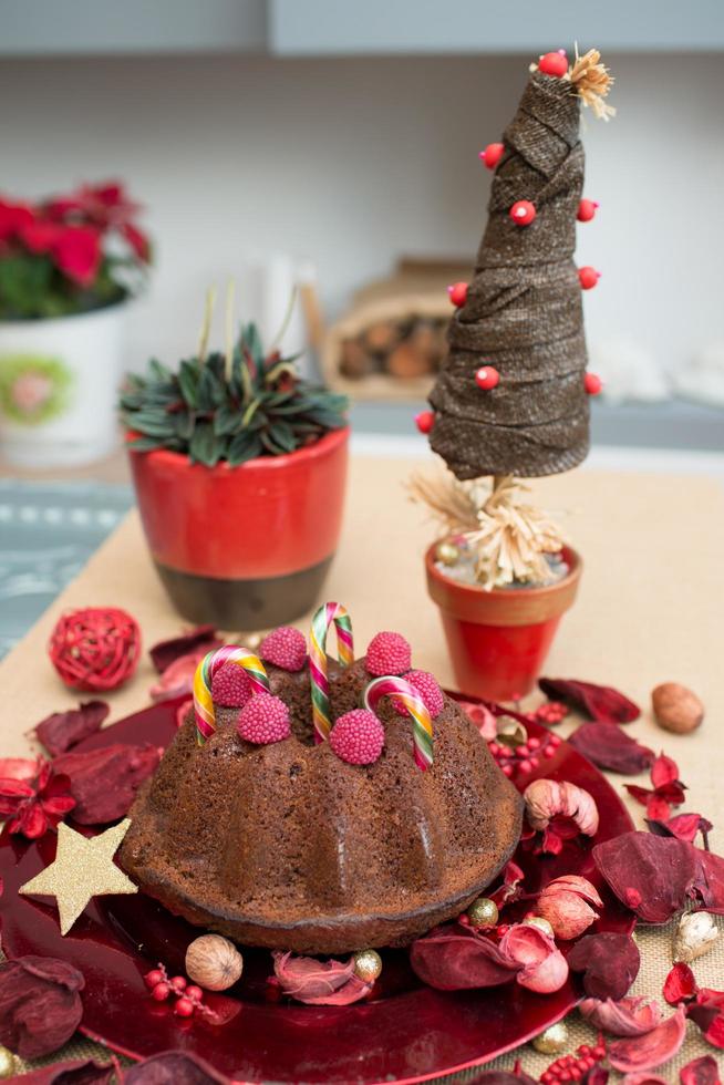 decoración navideña con pastel de chocolate y árbol de navidad foto