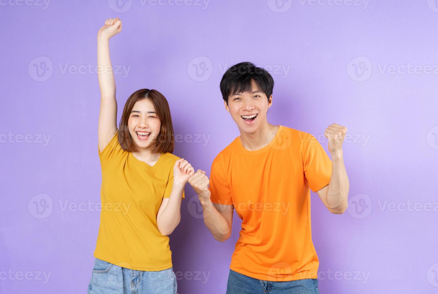 Retrato de pareja asiática, aislado sobre fondo púrpura foto