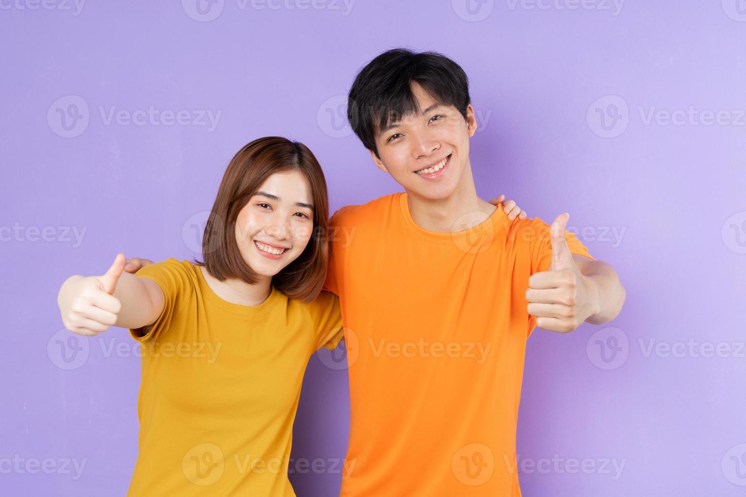 Retrato de pareja asiática, aislado sobre fondo púrpura foto