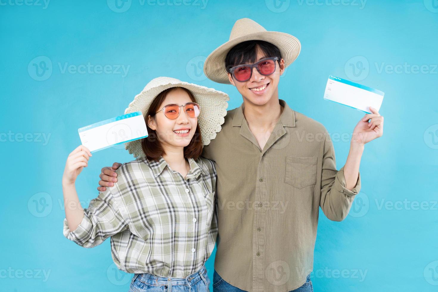 joven pareja asiática viajando felizmente juntos foto