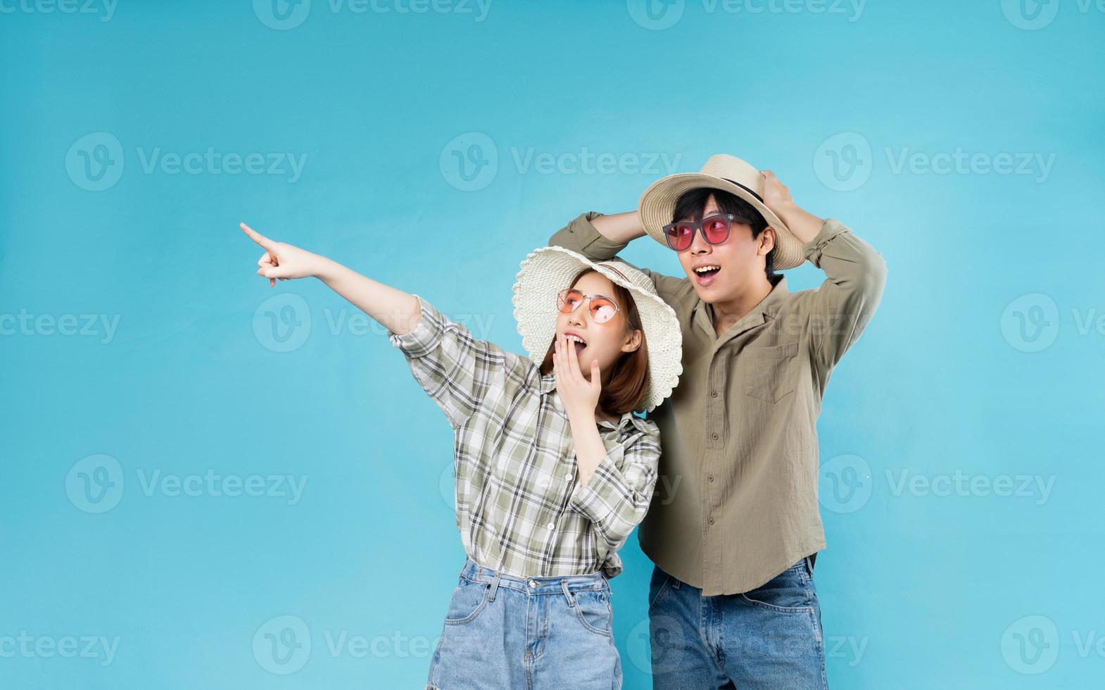 joven pareja asiática viajando felizmente juntos foto