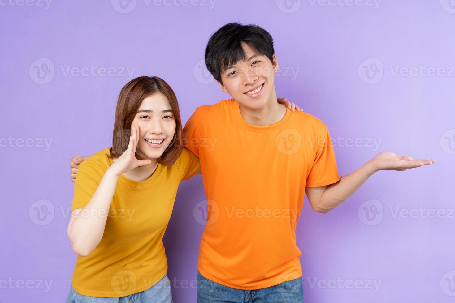 Retrato de pareja asiática, aislado sobre fondo púrpura foto