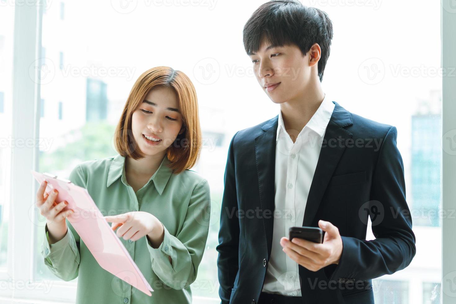 imagen del jefe y el empleado discutiendo el trabajo juntos foto