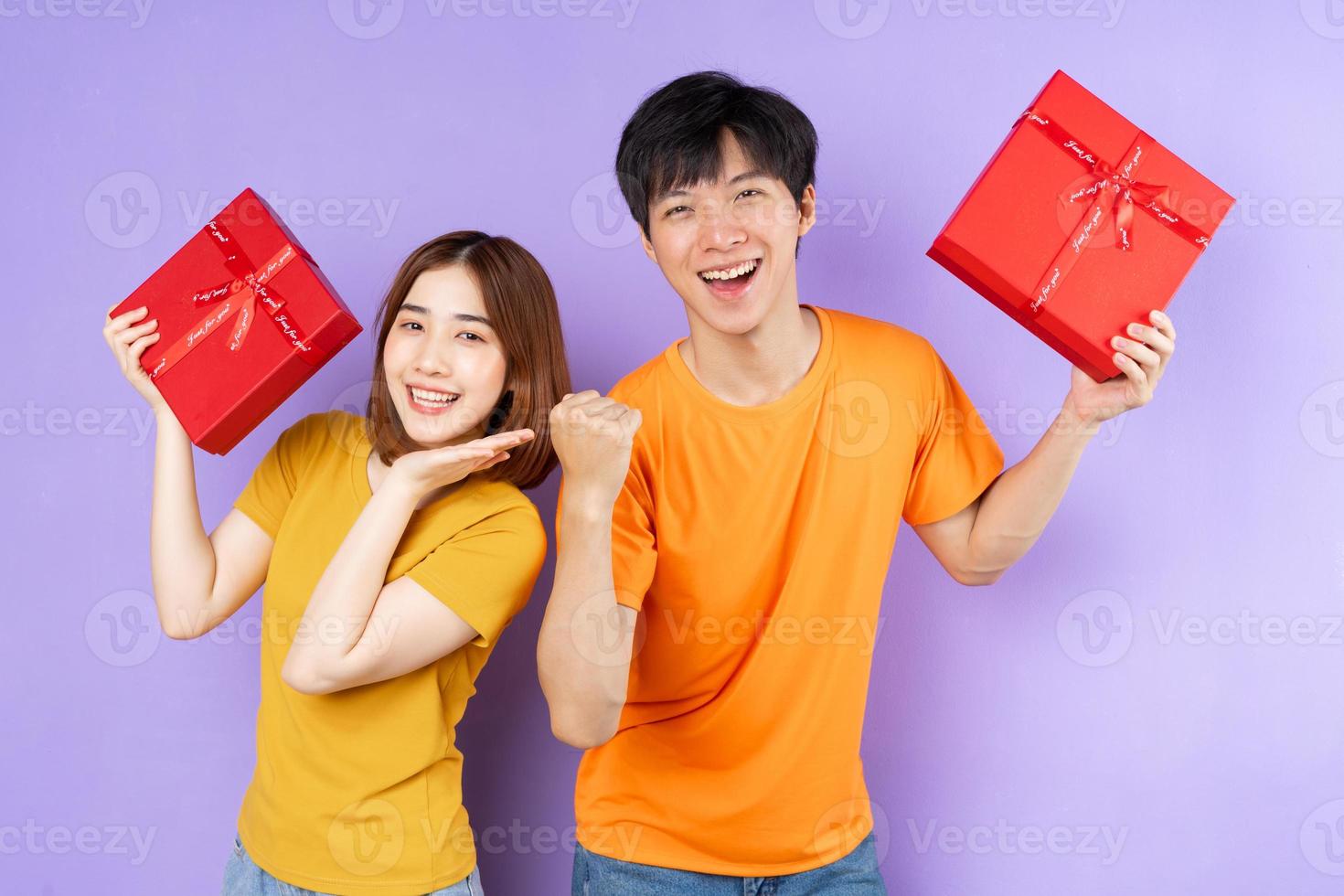 Retrato de pareja asiática, aislado sobre fondo púrpura foto