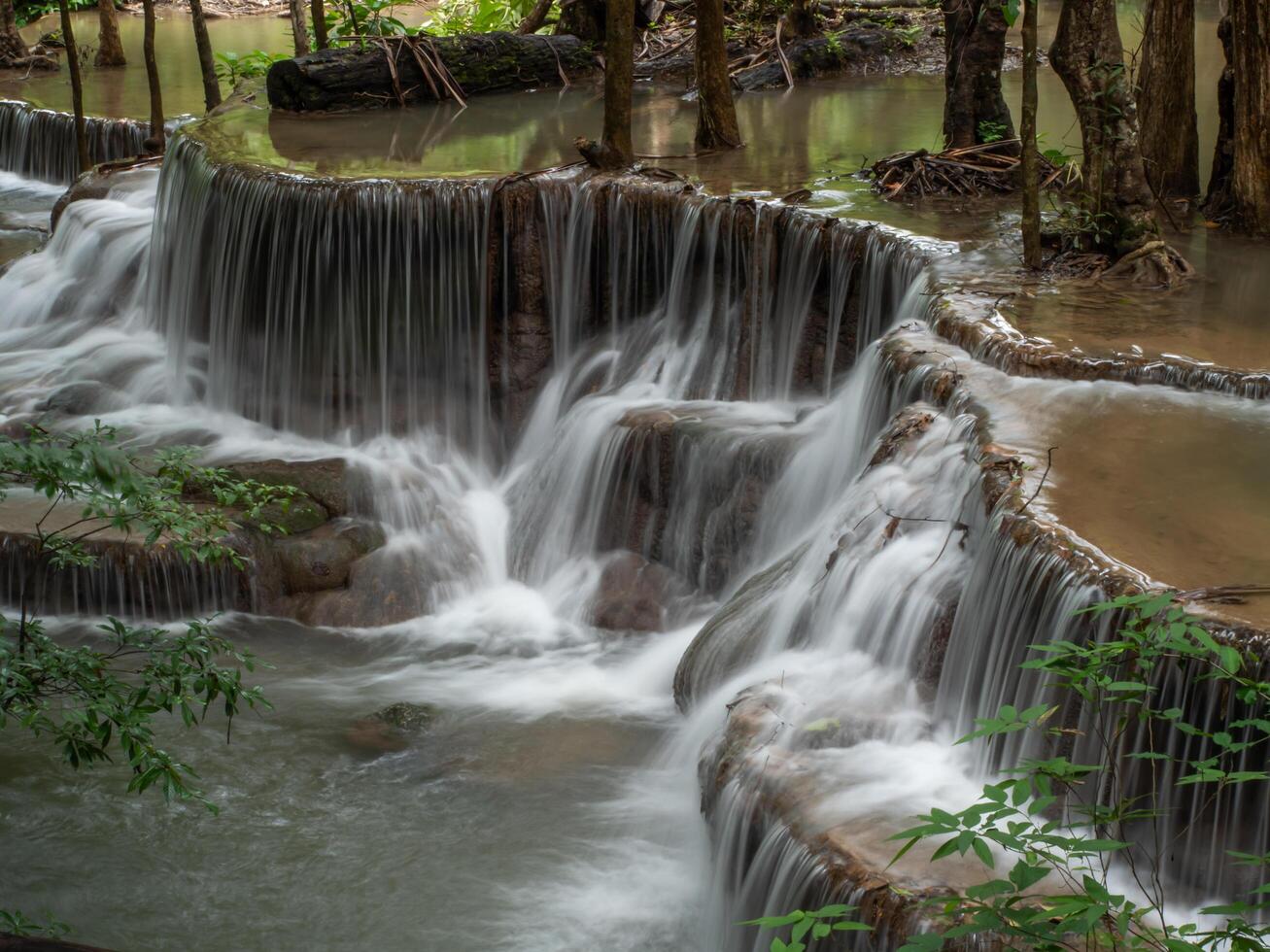 cascada que es una capa en tailandia foto