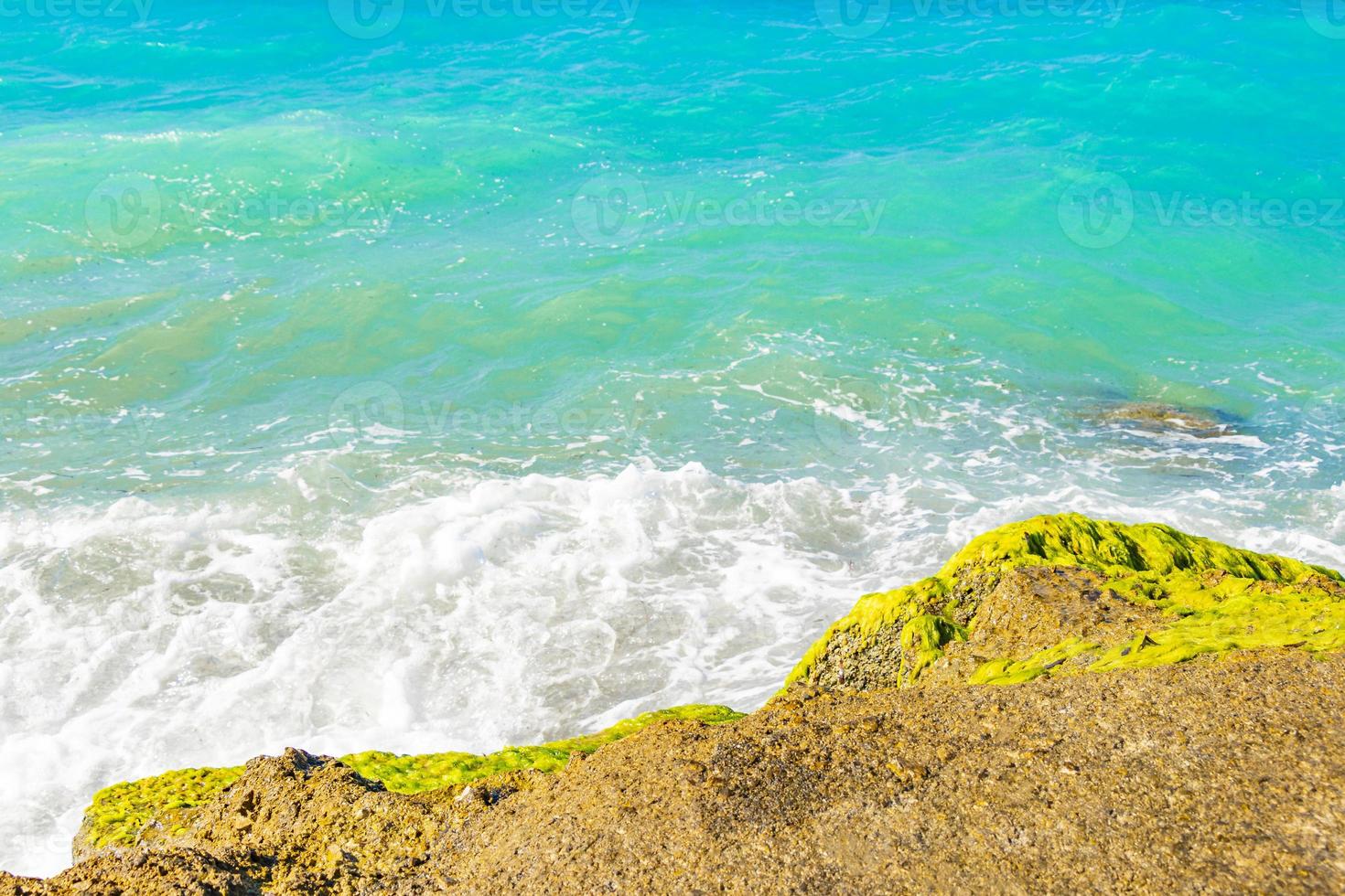 agua azul turquesa y rocas kremasti beach rodas grecia. foto