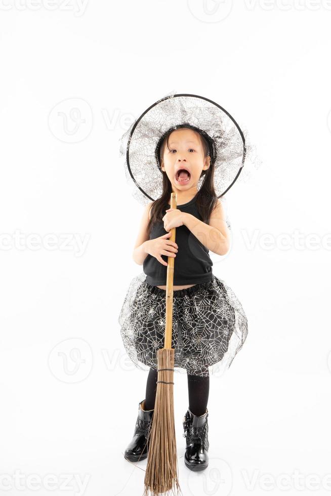 Retrato de niña en traje de Halloween aislado en pantalla blanca foto