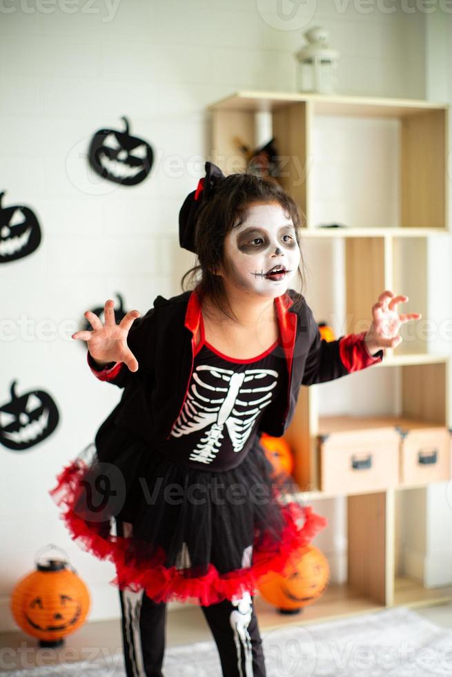 retrato, niña asiática, en, halloween, disfraz, actuación, scary, halloween foto