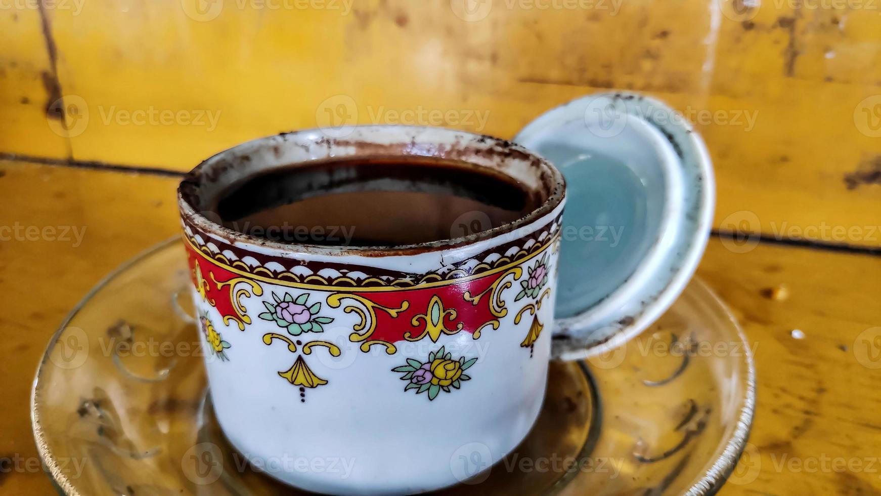 el café negro se prepara en pequeñas tazas de vidrio, listo para beber. foto