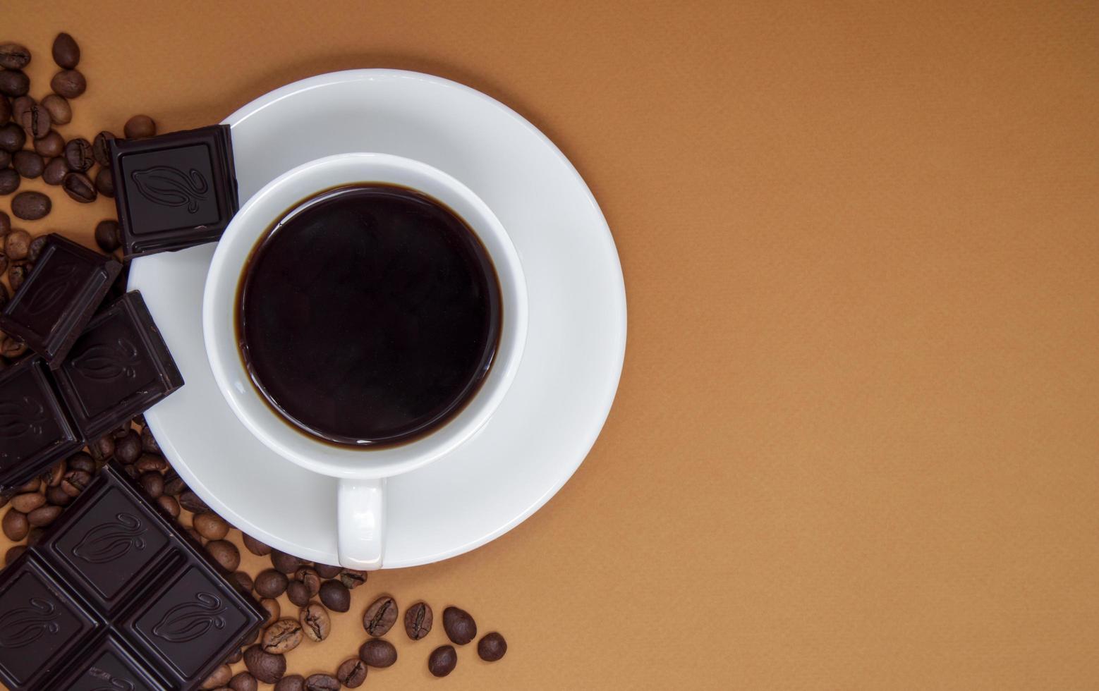 café americano negro sin leche en una taza blanca, chocolate foto