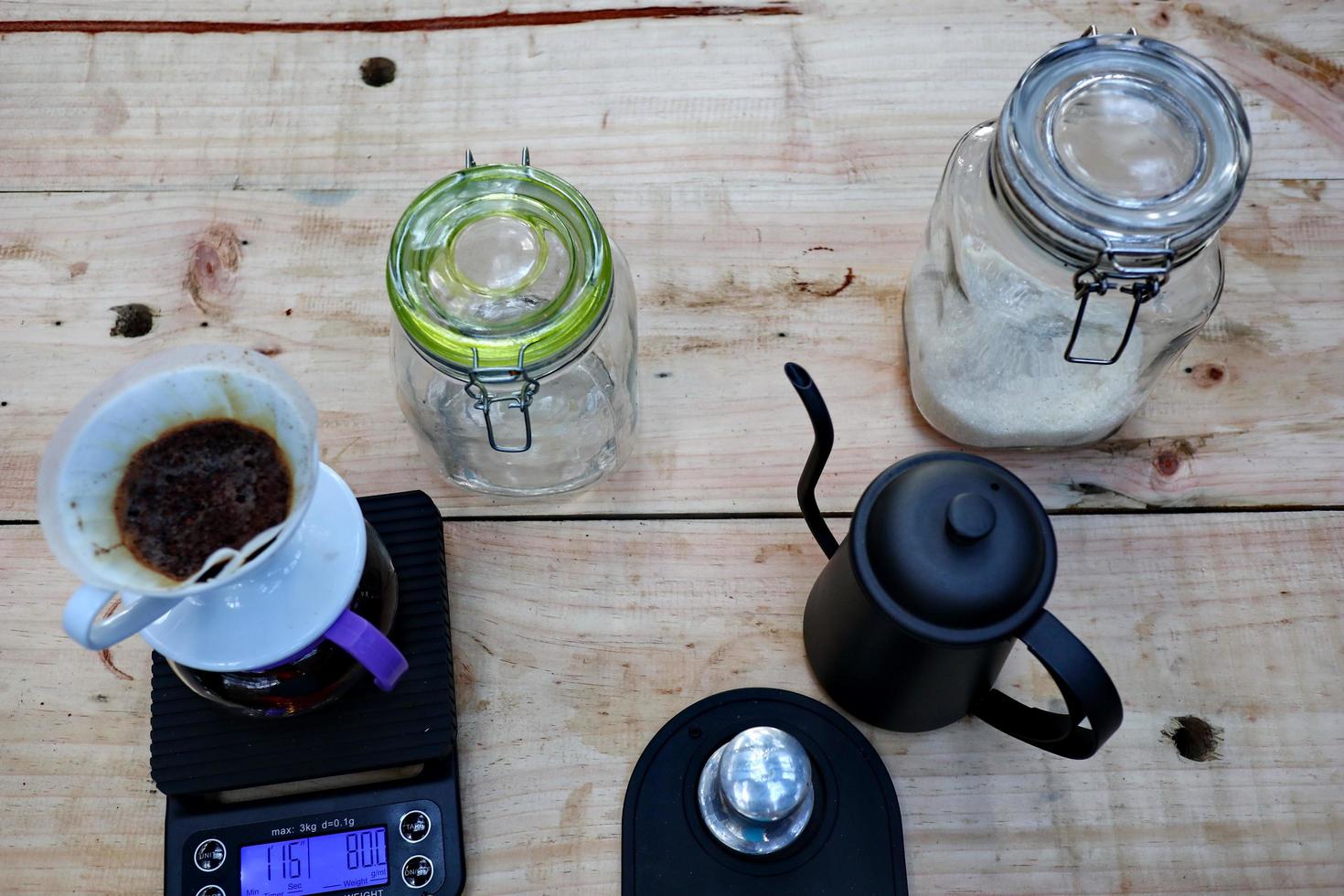 bebidas de café servidas en mesas de madera, con adornos de pino añadidos foto