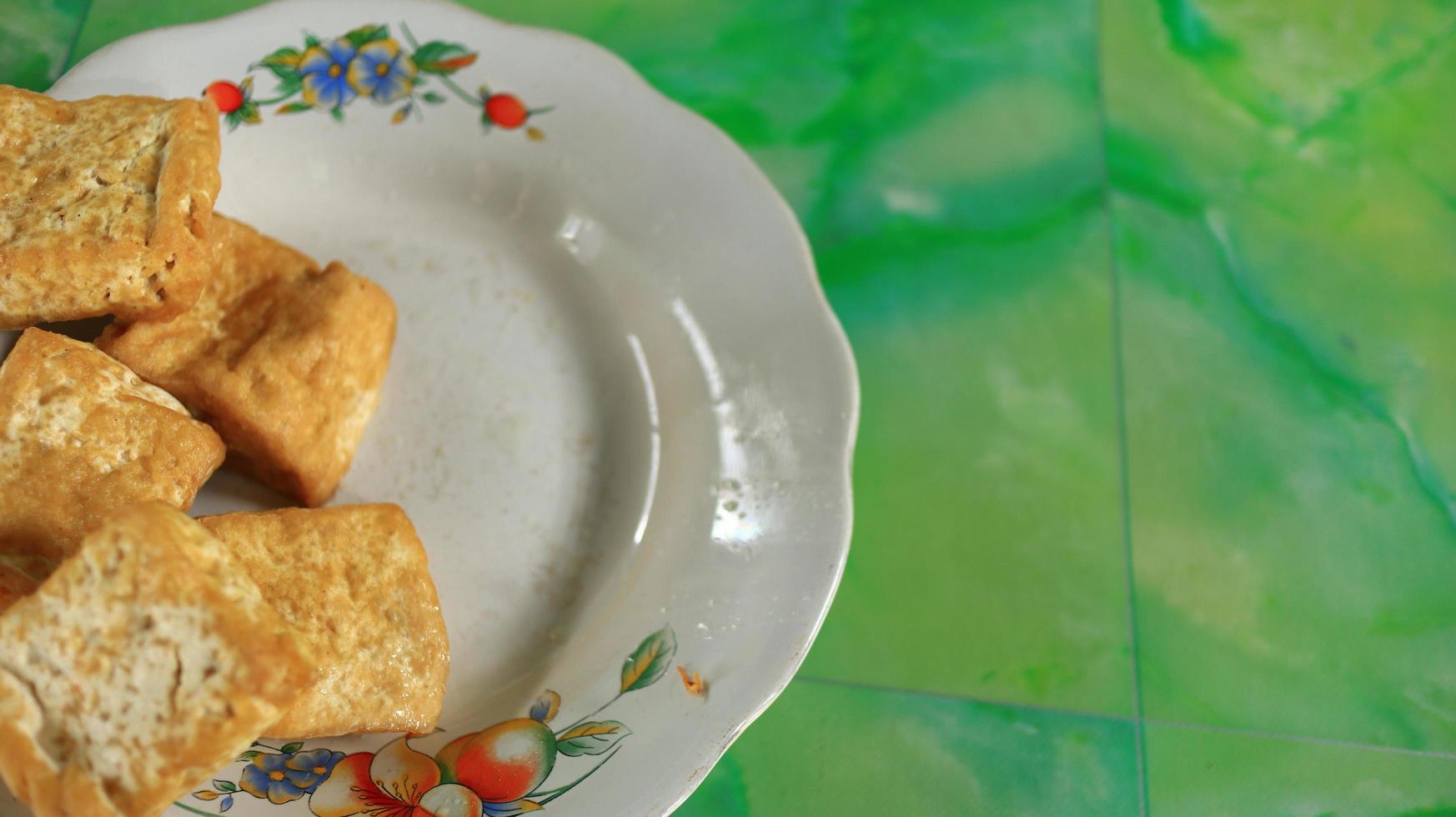 tofu frito en un plato blanco, comida deliciosa, tofu blanco foto