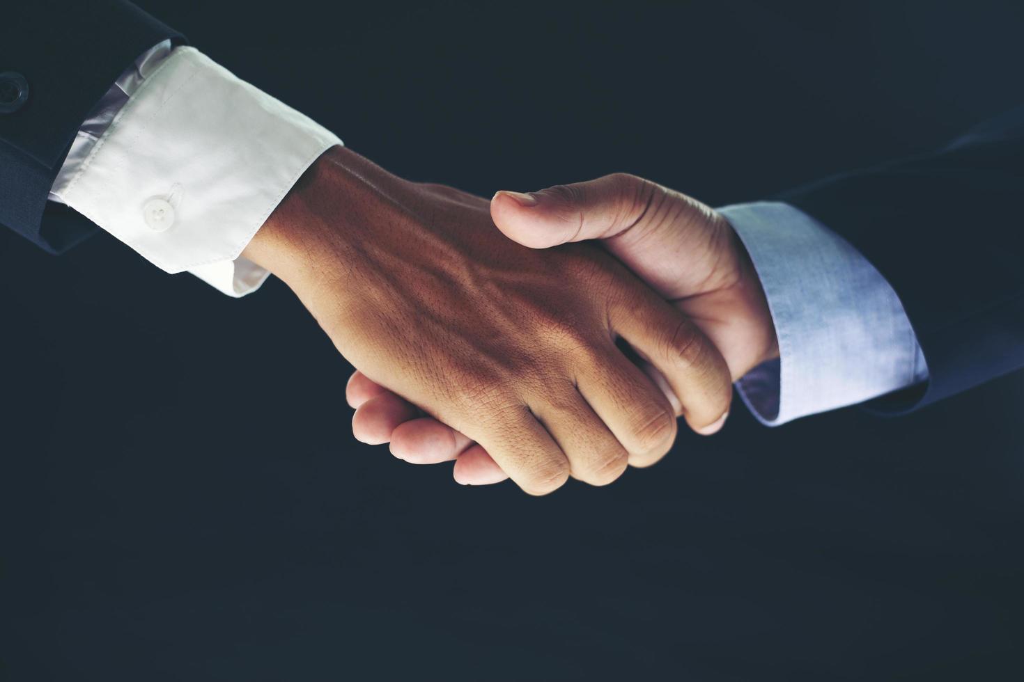 concepto de reunión de asociación empresarial y apretón de manos de negocios foto