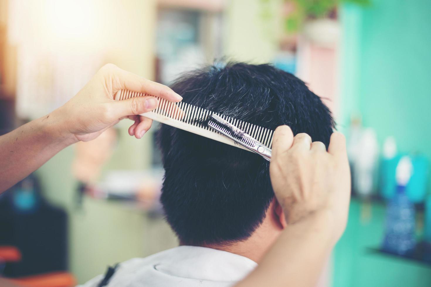 un hombre que se corta el pelo foto