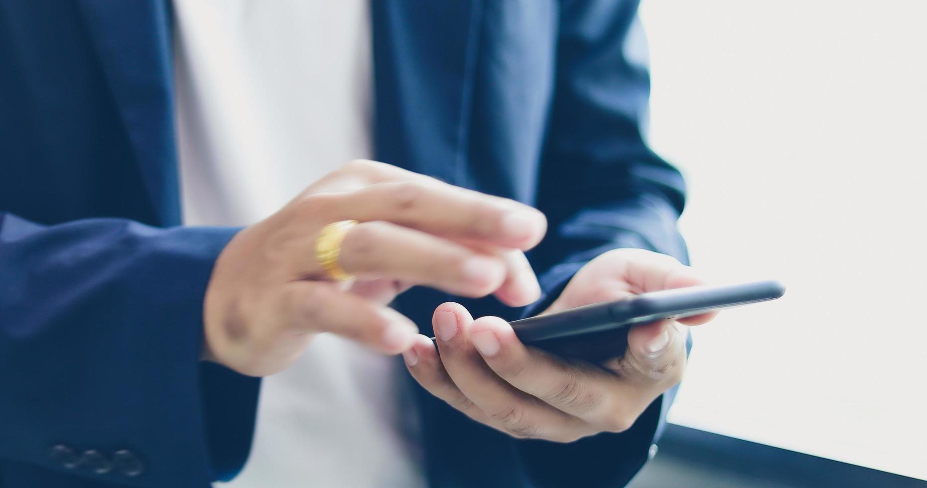 hombre de negocios usando el teléfono para enviar mensajes de texto foto