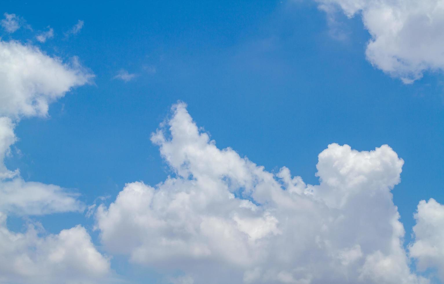 hermoso cielo azul y nubes foto