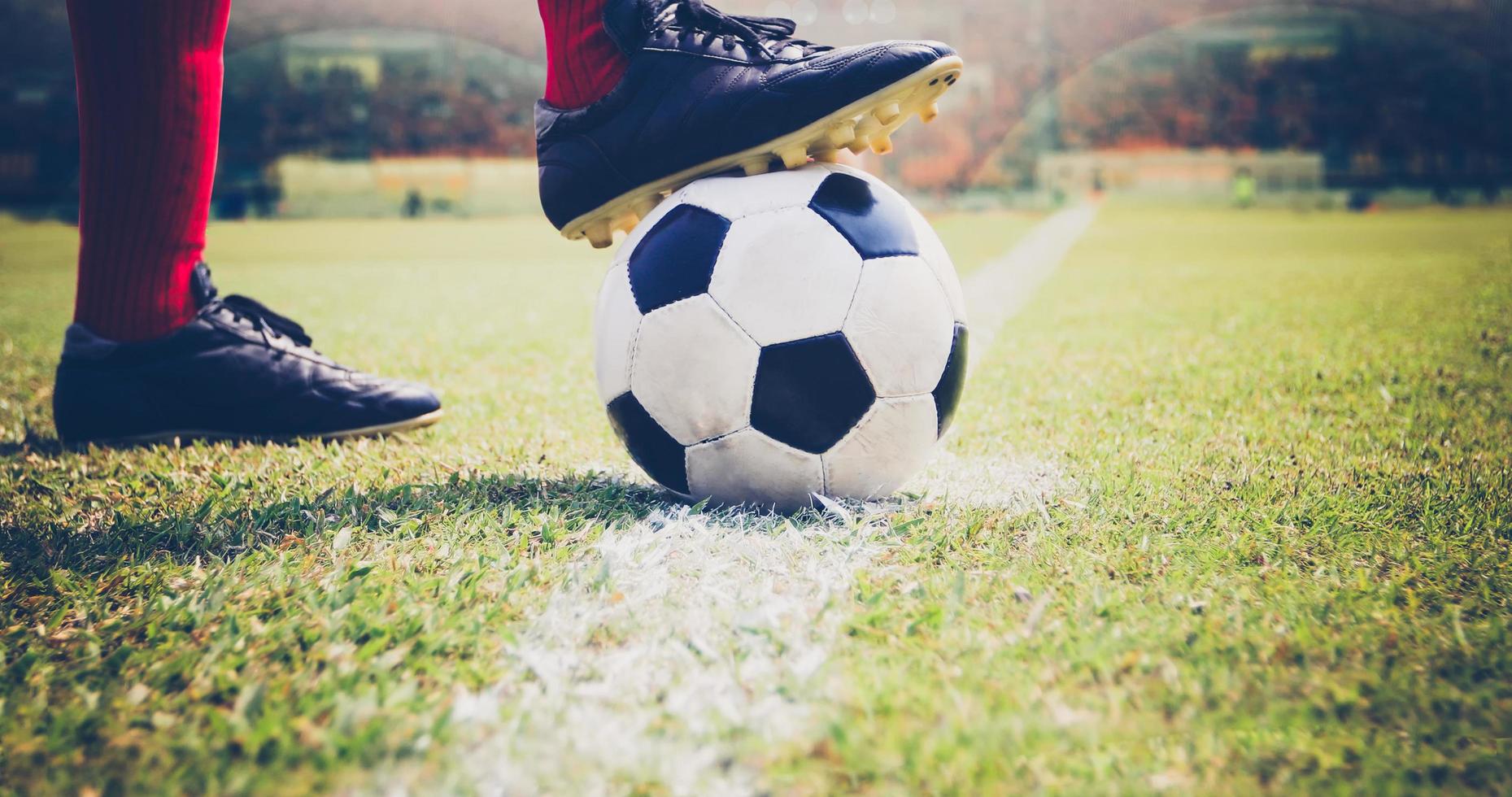 futbolista o futbolista con una pelota foto