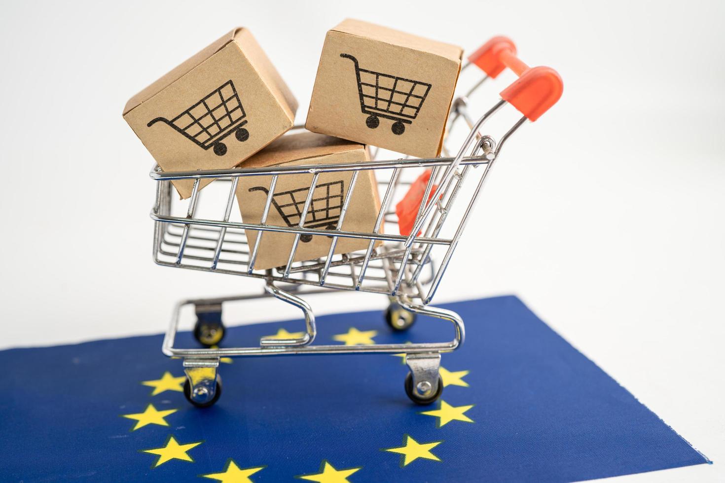 Box with shopping cart logo and EU flag photo