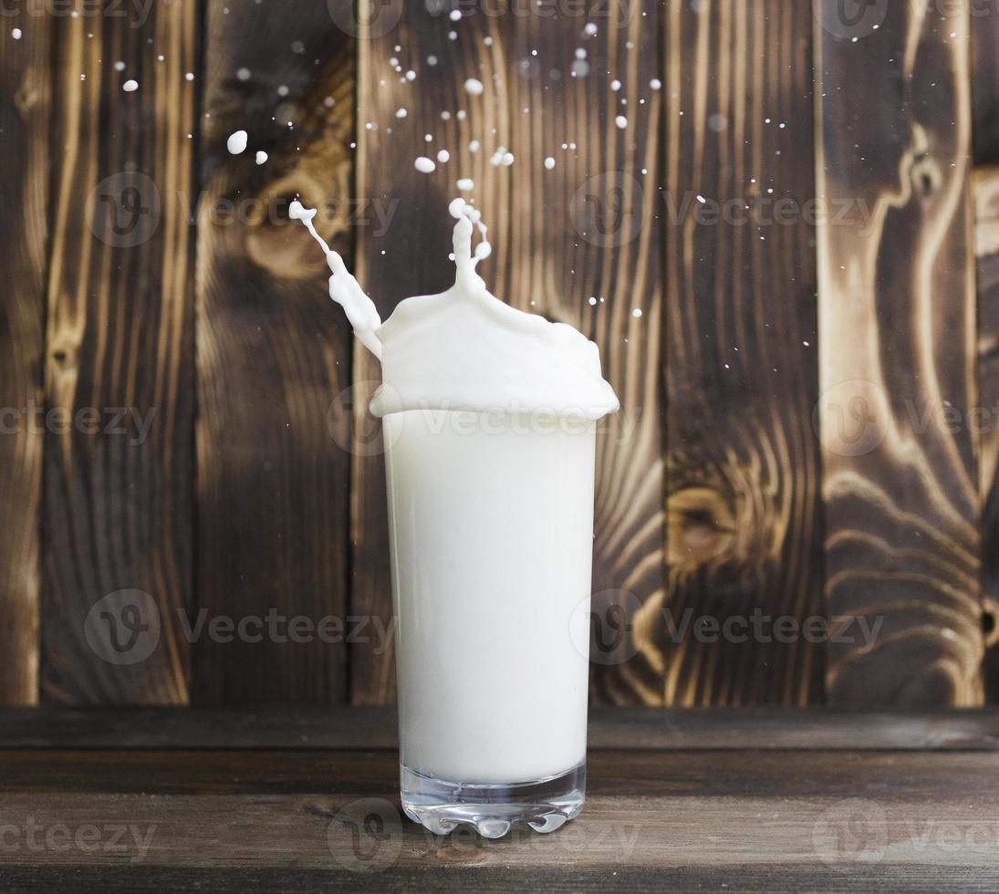 vertiendo leche en un vaso foto